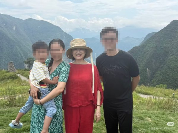 配资老牌炒股配资门户 游客在重庆巫山偶遇林青霞：她十分亲切，合照时还随和地搂着我的腰